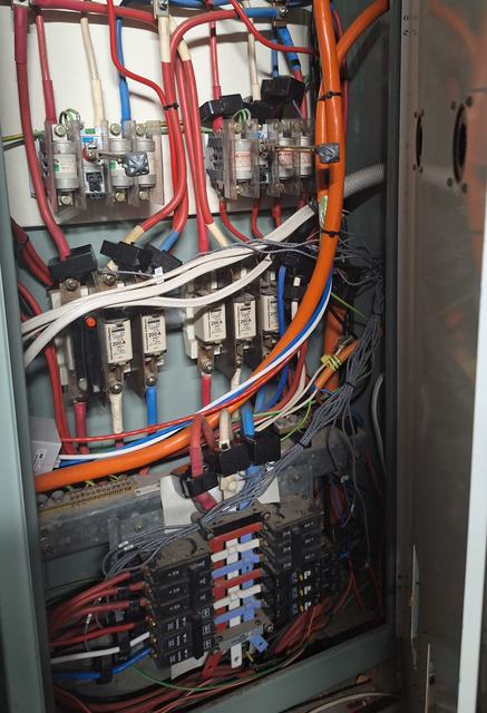 Current sensors inside a commercial distribution board